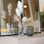 فازة زجاجية صغيرة وودي