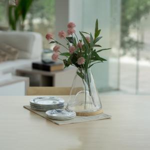 فازة بقاعدة خشبية وودي