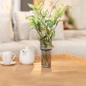 فازة سوداء زجاجية وودي