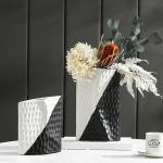 فازة أبيض وأسود صغيرة وودي