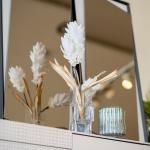 فازة زجاجية صغيرة وودي