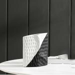 فازة أبيض وأسود صغيرة وودي