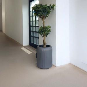 مركن زرع ضغير باللون الرمادي وودي