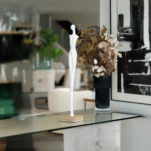 منحوتة إليا من البوليريسين أبيض وودي